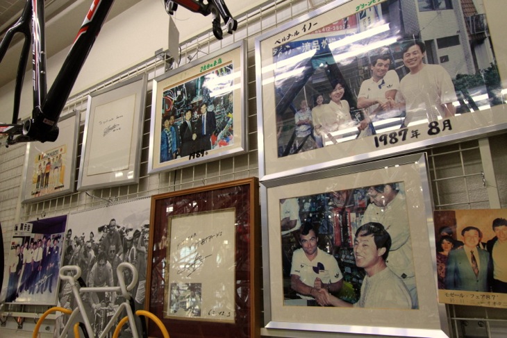 ショップの片隅に飾られた有名選手との記念写真。サンワの歴史を物語る