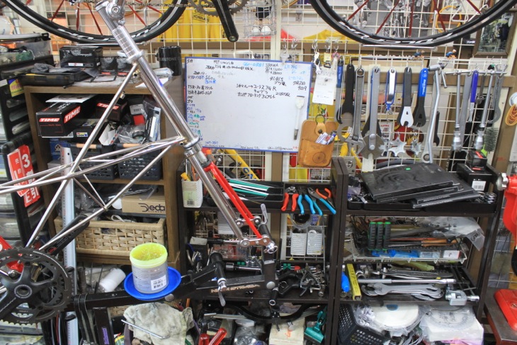 2階のこぢんまりとした作業ブース。「一人でやるから十分なんだよね」