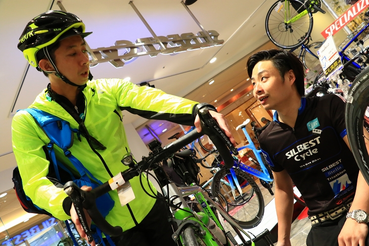 納車時には手取り足取りロードバイクの基本的な扱い方を教えてくれる