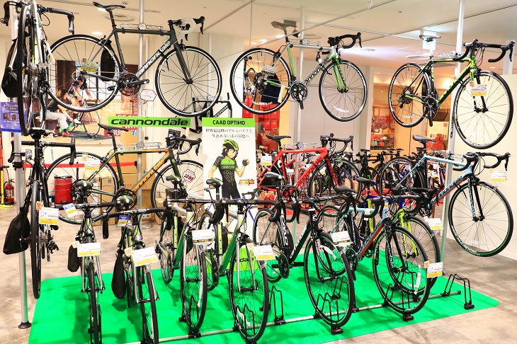 ブランド毎に色分けしたカーペットの上に展示される 写真はキャノンデールコーナー