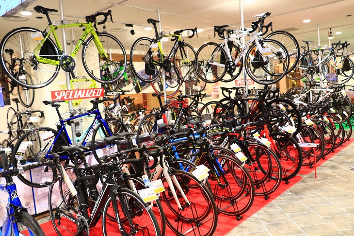 日本最大の販売実績を誇るスペシャライズドロードバイクコーナー。限定モデルなども日本で真っ先に入荷する