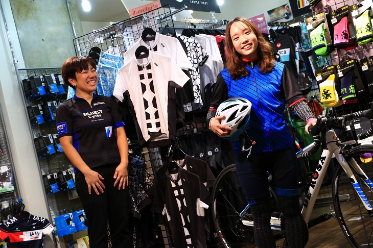 MYNのウエアを購入するために訪れた女性サイクリスト