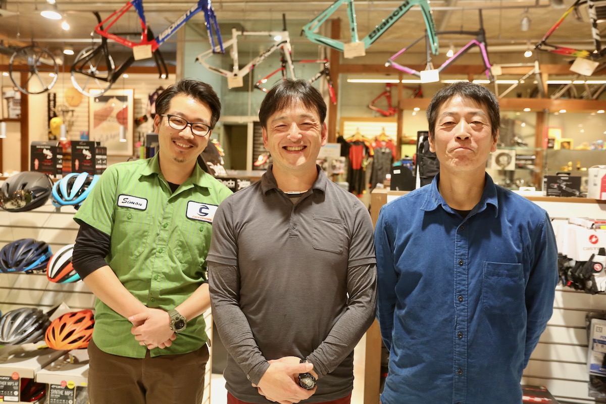 ライドワークスを支えるスタッフさんたち。中央が生駒店長だ