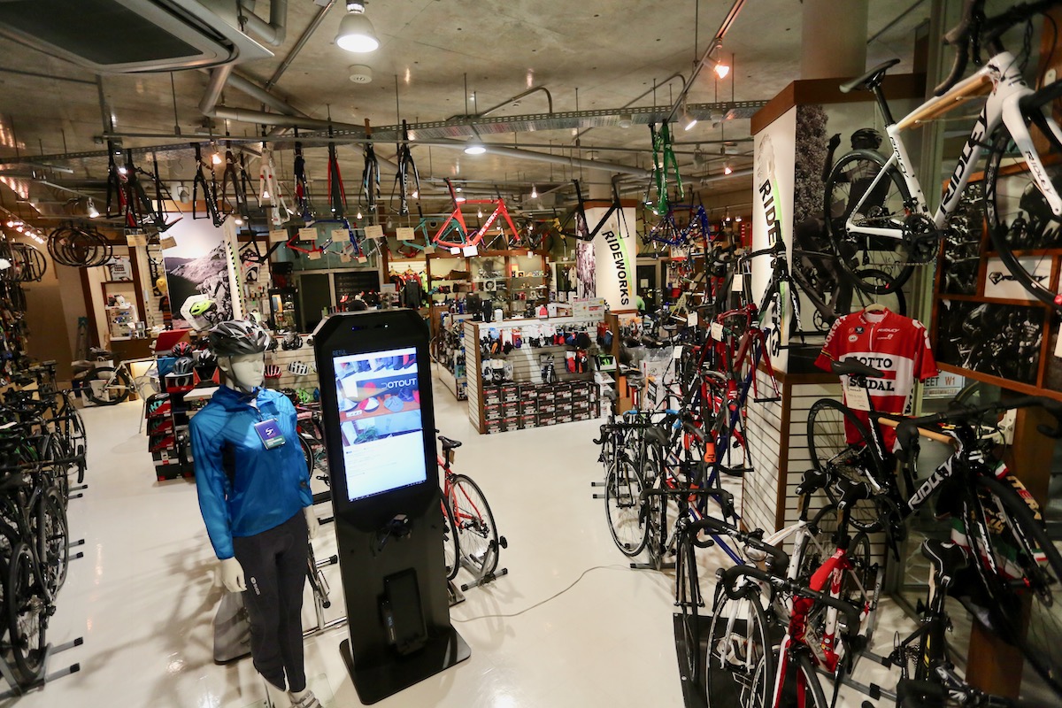 常時100台以上の完成車が用意されるショップスペース。魅惑の品揃えに目移りしてしまう