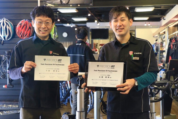 北村さんをはじめ、下段さん(左)と大西さん(右)もプレシジョンフィットの認定を持つフィッター