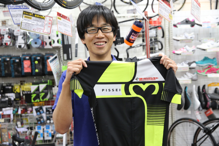山﨑翔一店長。手に持つのはショップオリジナルのピセイジャージ