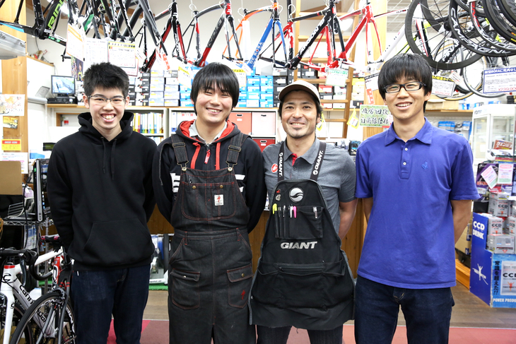 北浦和スズキで腕を振るうメンバー。全員が根っからの自転車乗りだ