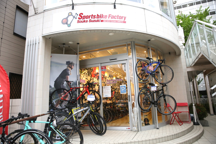 草加駅前にあるスポーツバイクファクトリー草加スズキ。スペシャライズドに絞ったラインアップだ