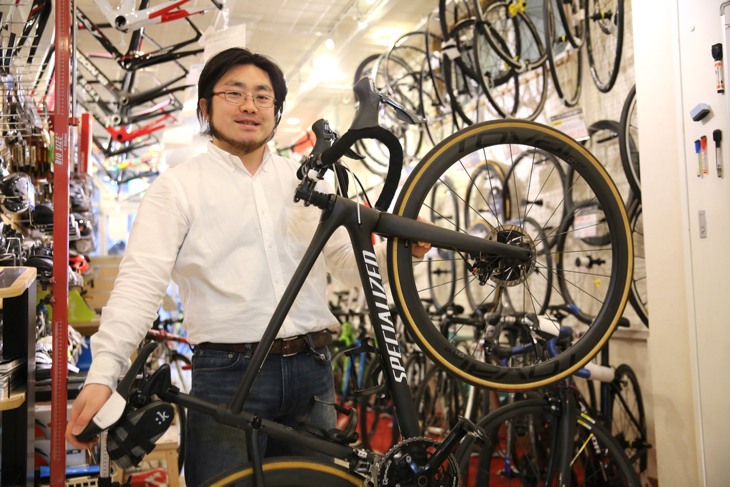 草加店店長の宮川昂平さん。スペシャライズドならなんでもお任せ