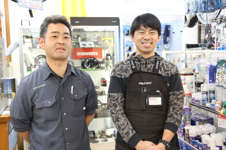 ふじみ野店は北川滋治店長(右)以下、3名のスタッフが常駐する