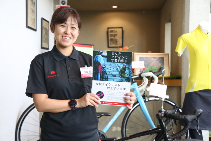 副店長の厚海聖子さんは、パーソナルトレーナーや整体師としての経歴を持つ。その知識を活かしたフィッティングサービスが人気