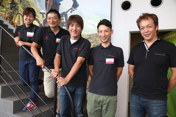 ストラーダバイシクルズ草津本店を盛り上げるスタッフさん。右が代表の井上寿さん、隣が店長を務める上野剛志さん