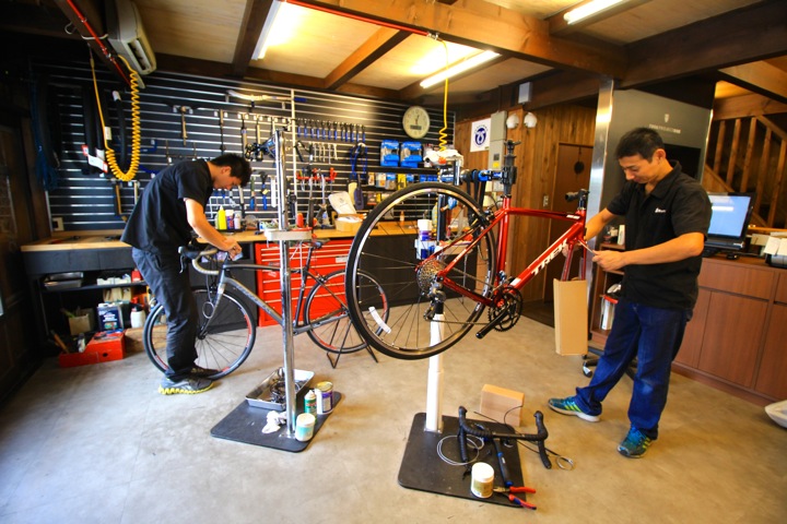 2台同時作業可能なメカニックブース。オープンな雰囲気だ