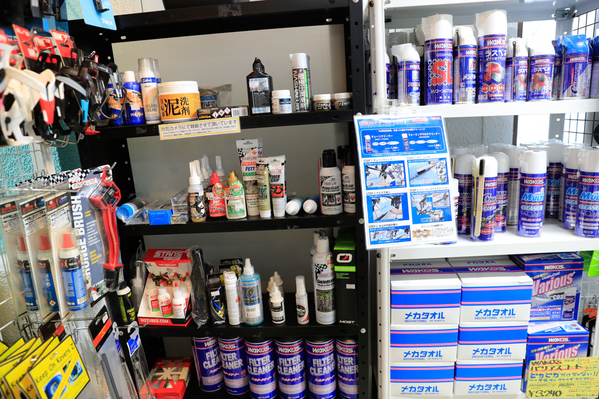 セルフメンテナンス&クリーニング用品も充実の品揃え。「状態のいいバイクで気持ちよく走ってもらいたいから」