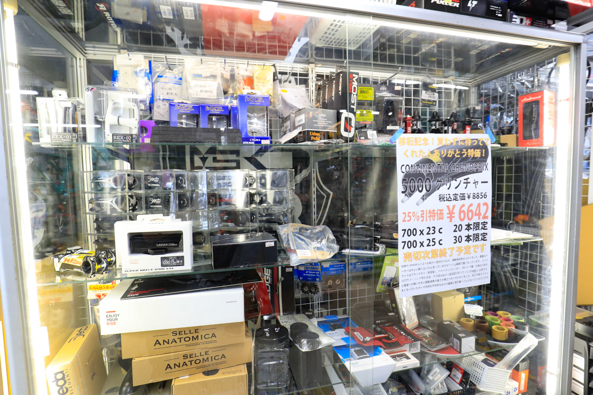 サードパーティのパーツや走りを変えるヒントになるアクセサリー類も多く在庫する