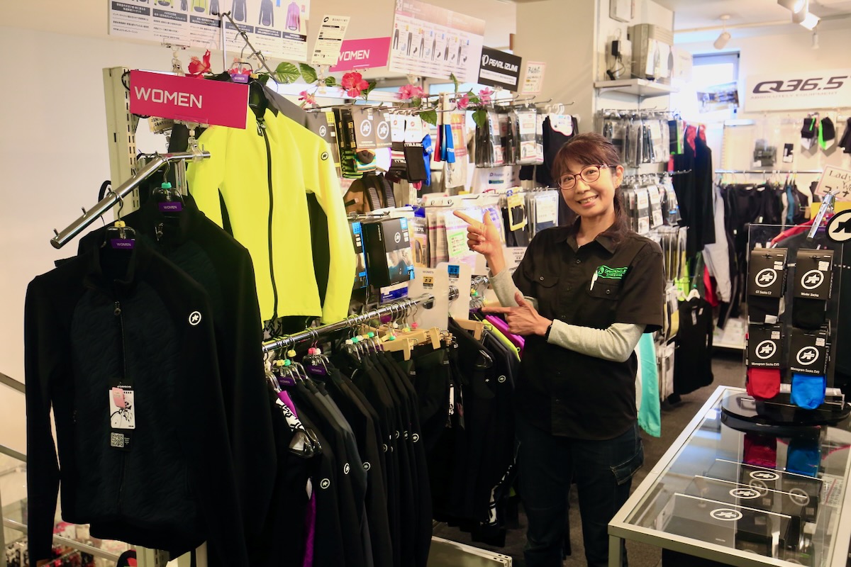 羽田野さんはじめ、ショップには女性スタッフが常駐。女性用ウェアなどラインナップも充実している