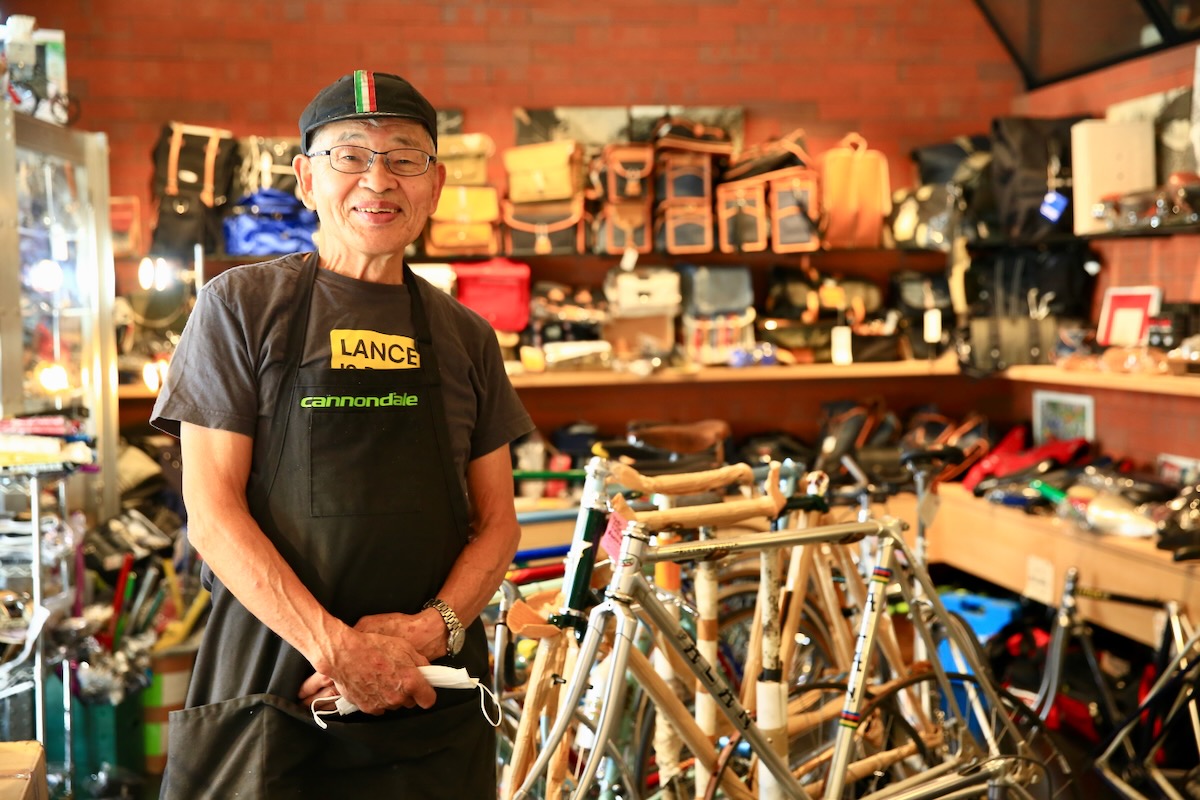 "おじさん"こと二代目社長の加藤康弘さん。当初2階にあったヴィンテージコーナーを別店舗に移動し「カトーサイクルプラス」としてオープンさせた