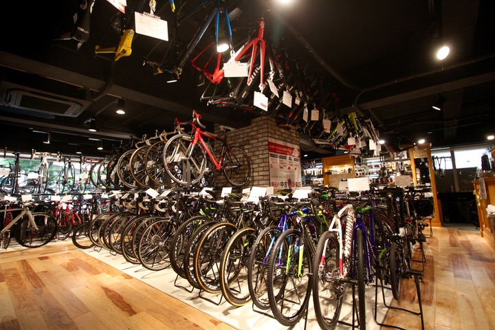 ショーアップされた店内に数多くのバイクやパーツが並ぶ