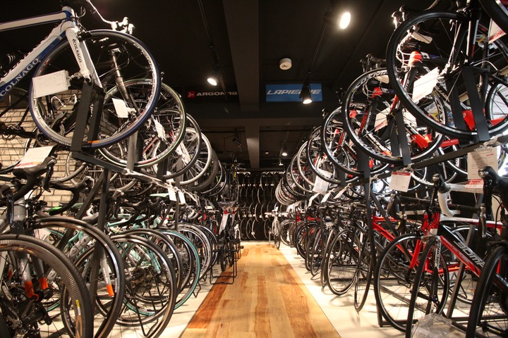 入り口右手は主に中古バイクコーナー。いずれも点検・整備をクリアしたものばかり