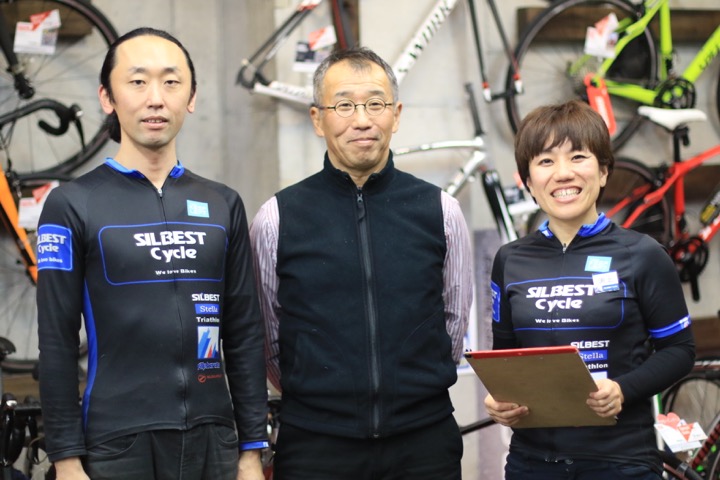 左端が店長の中山正樹さん。通称「サムさん」と親しまれている