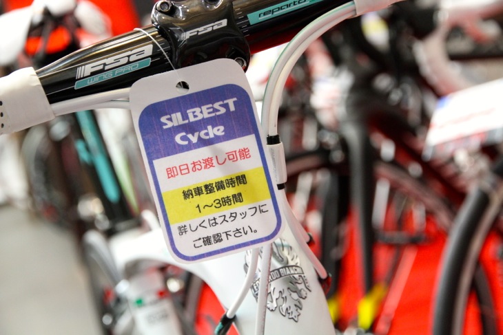 店内の完成車の多くにはすぐ乗り出せる状態であることを示すタグが