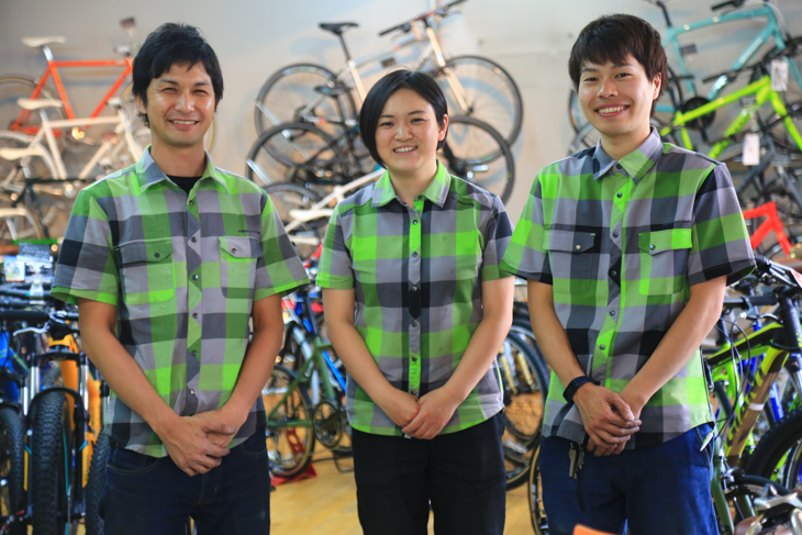 4代目店長の吉田幸司さん(左)とスタッフの飯塚さん(右)、小林さん(中央)