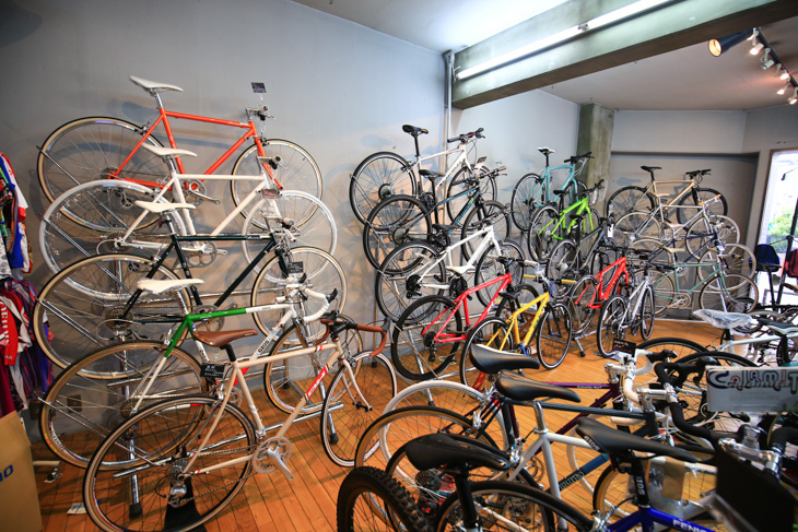 正面横のクロスバイク、タウンバイクコーナー。MTBの在庫もある