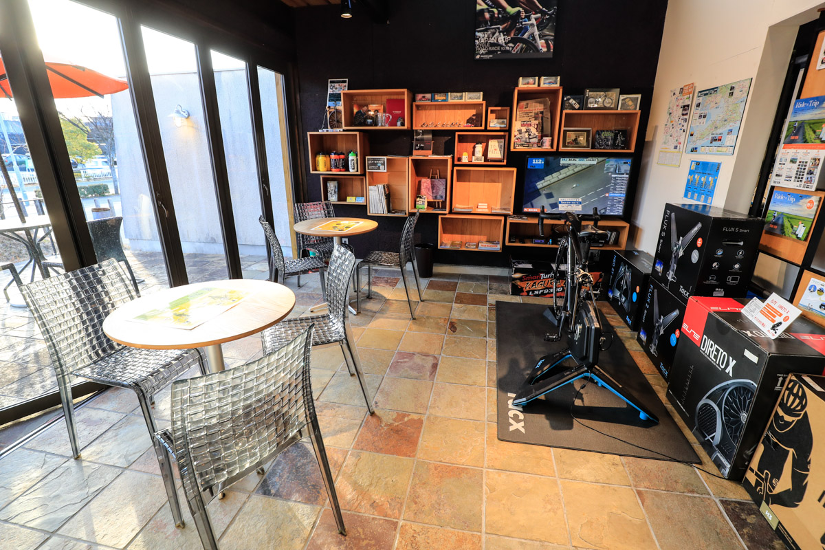 カフェスペースを店内から見る。ビデオ放映やコーヒーサービスなど、くつろぎの空間だ