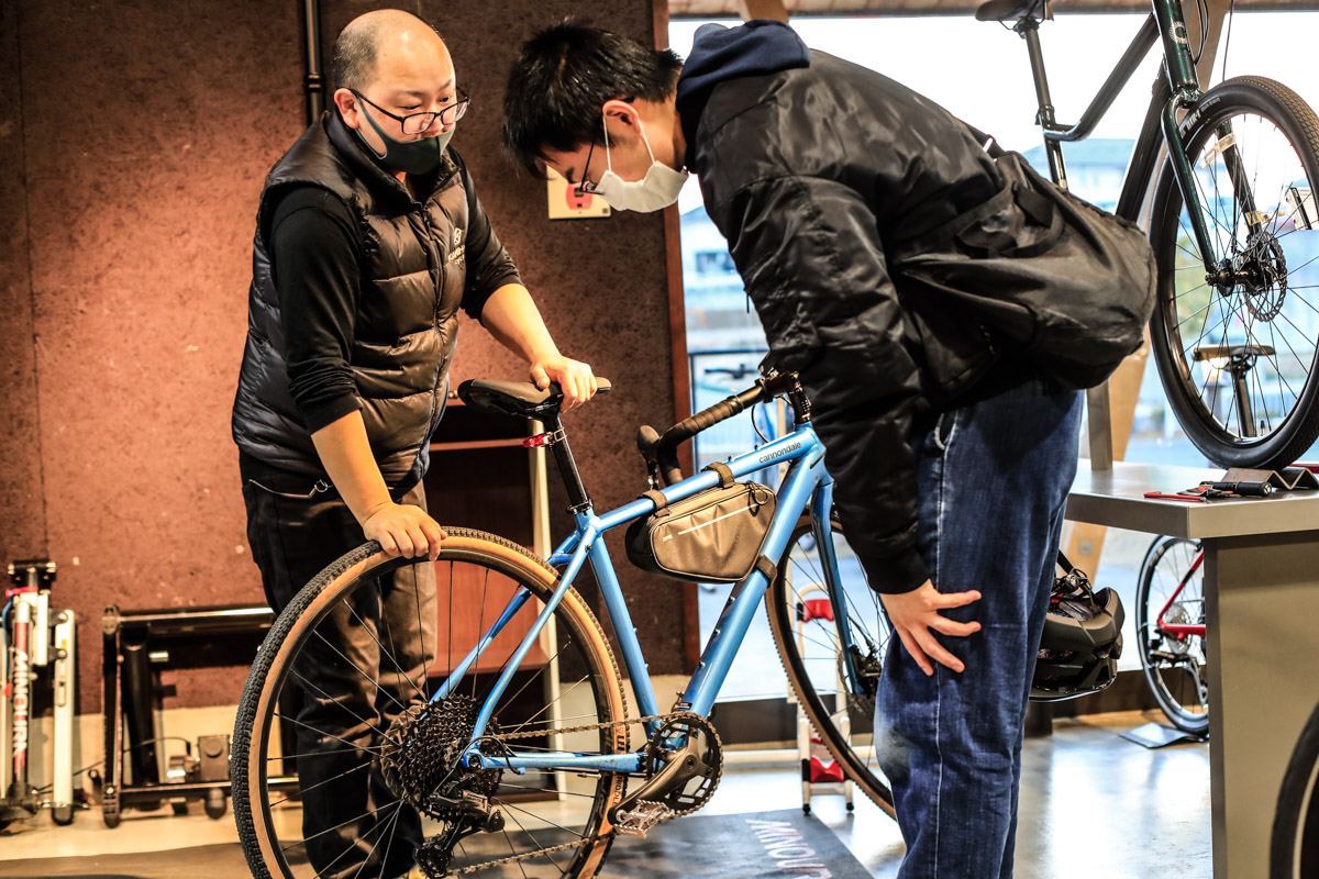 スタッフ伊藤さんによる輪行やパンク修理講習会もマンツーマンで開催