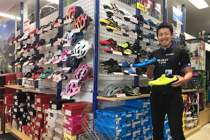 男性用女性用問わず、沢山のシューズを展示している