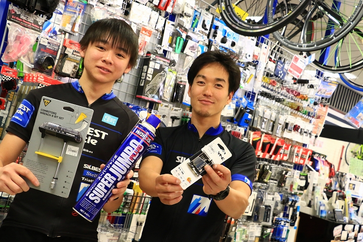 工具やケミカルも豊富に展示されている