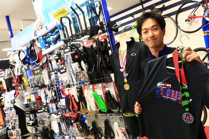 トライアスロンコーナーも充実 アイアンマン完走経験のある藤岡さんセレクトだ