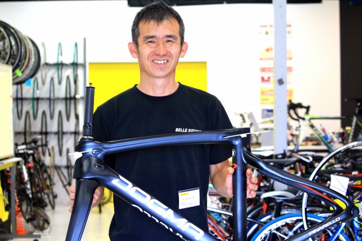 レースメカニックとしての経験を長く持つ遠藤徹さん。スタッフやお客さんからの信頼も厚い