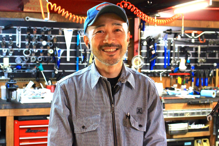 正屋代表の岩崎正史さん。27歳で独立し、店舗経営と同時にプロMTBチームの監督兼メカニックも務めた