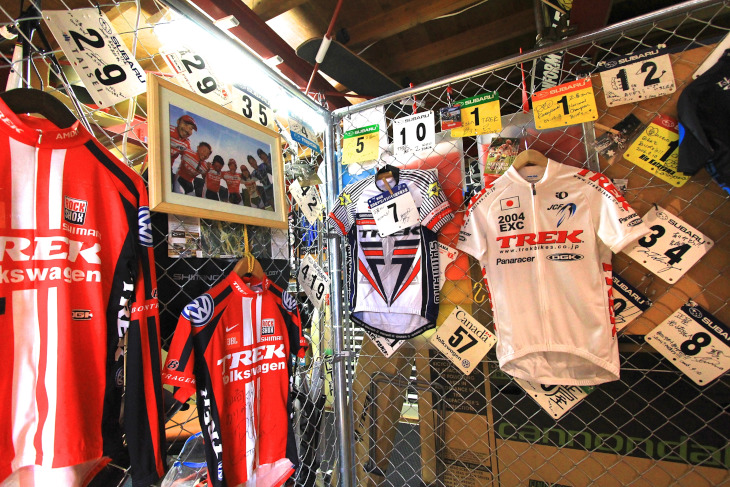 店内には過去に岩崎さんが携わってきたトレックMTBチームのジャージやゼッケン、サインなどが飾られていた