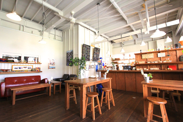 正屋の正面玄関に併設された5CAFE。あたたかく、落ち着ける空間が広がっている