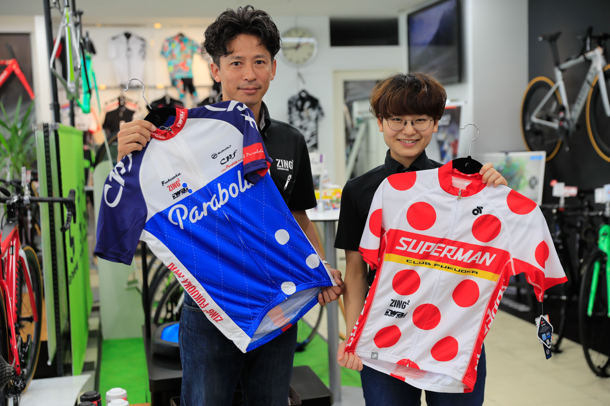 ショップのクラブチームである「パラボラ」と「スーパーマン」ジャージ。ビギナーライド、トライアスロン、イベントやレースにも出場中だ