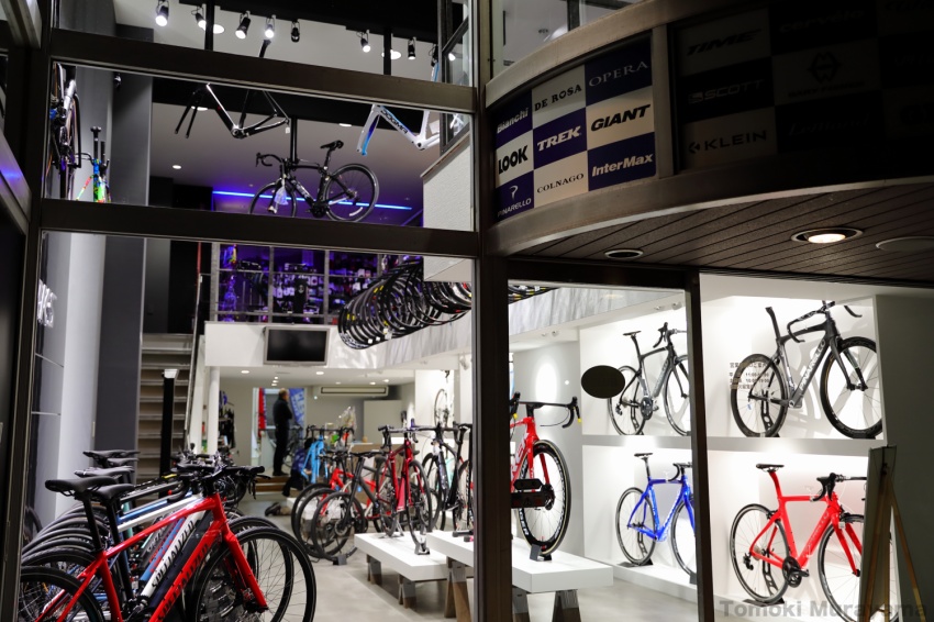 全面リニューアルした久留米市の本店「イワイスポーツサイクル」(HPは<a href="http://iwaisport.com/" target="_blank">こちら</a>)。