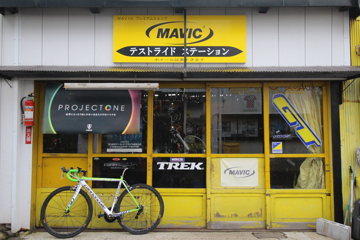 店舗向かいのクラシックな建物はメカニック棟とバックヤード
