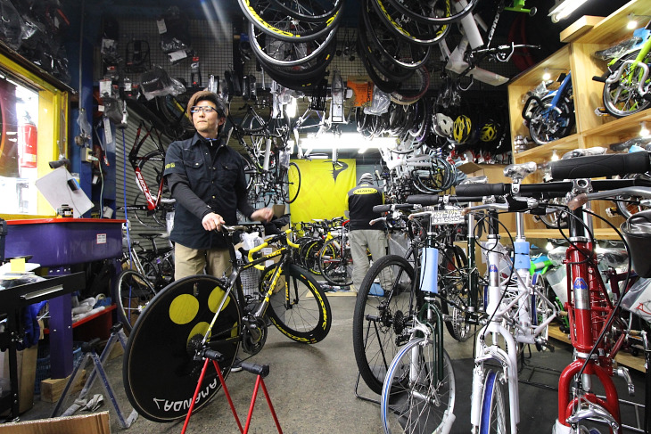 無数の自転車に魂を宿らせてきた場所。専任のメカニックが黙々と作業を続けていた