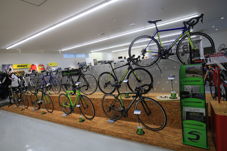 主要ブランドごとに陳列されてわかりやすい商品展示。グレードの比較もしやすい