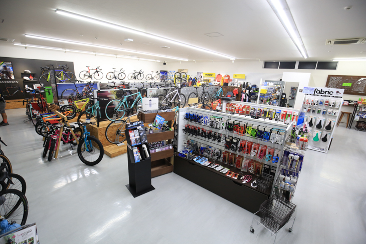 80坪という広さの店内には余裕をもって商品が陳列されている