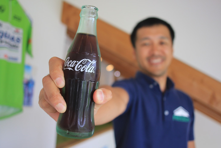 休憩スペースには恒次さんこだわりの瓶コーラ。「やっぱり瓶が一番ですよね」