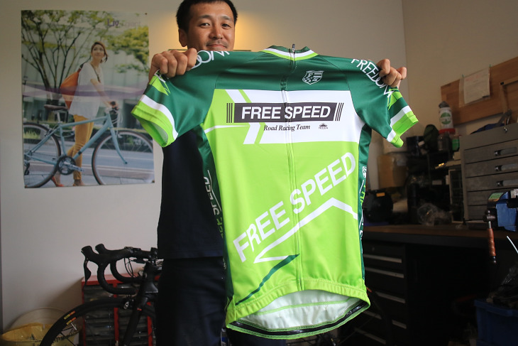 ショップチームのオリジナルジャージ。「FREESPEED」とは、自由な速度で楽しんで欲しい、という思いから