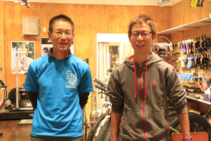 クラブハウス内のメカニックブースで作業に当たるお父様の剛さん(左)
