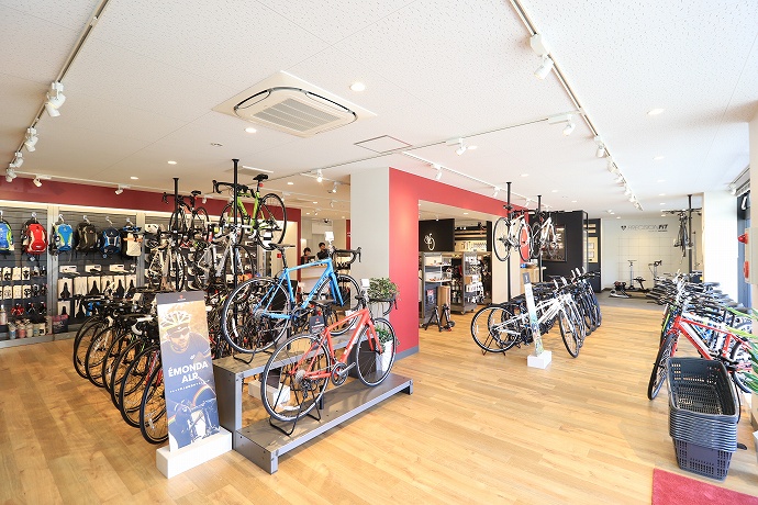 明るい店内にはスペースがたっぷりと取られている