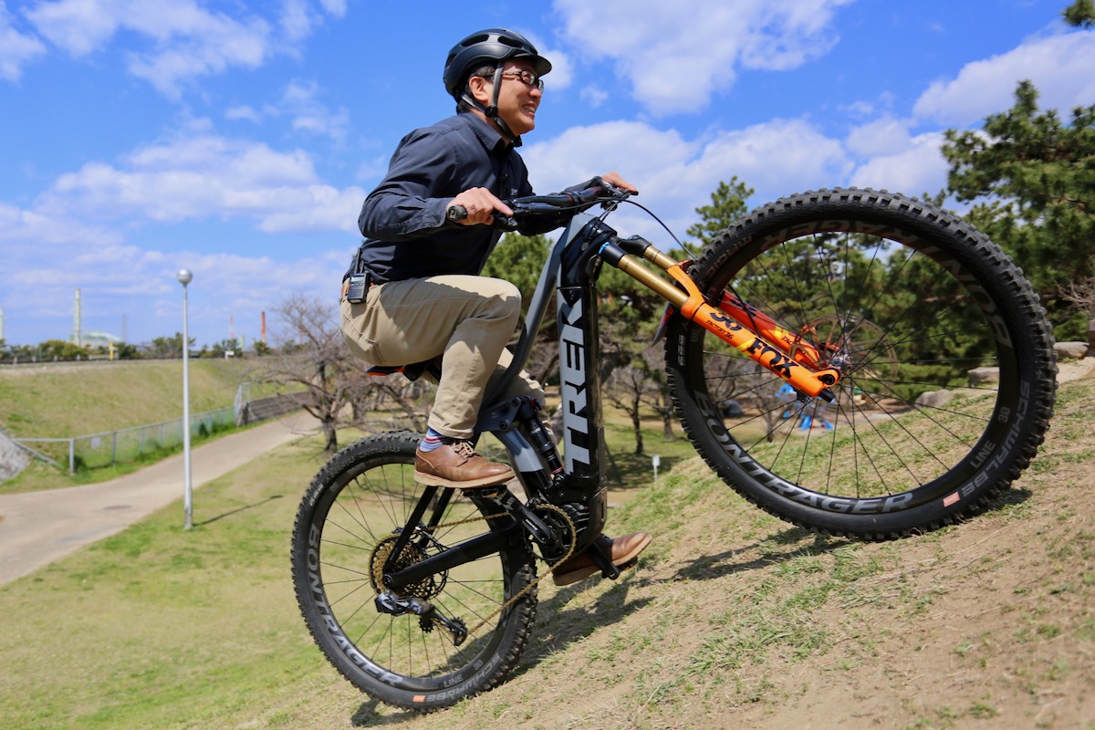 隣接する広大な浜寺公園では試乗車の走りを体感可能。E-MTBの魅力を引き出せるセクションも