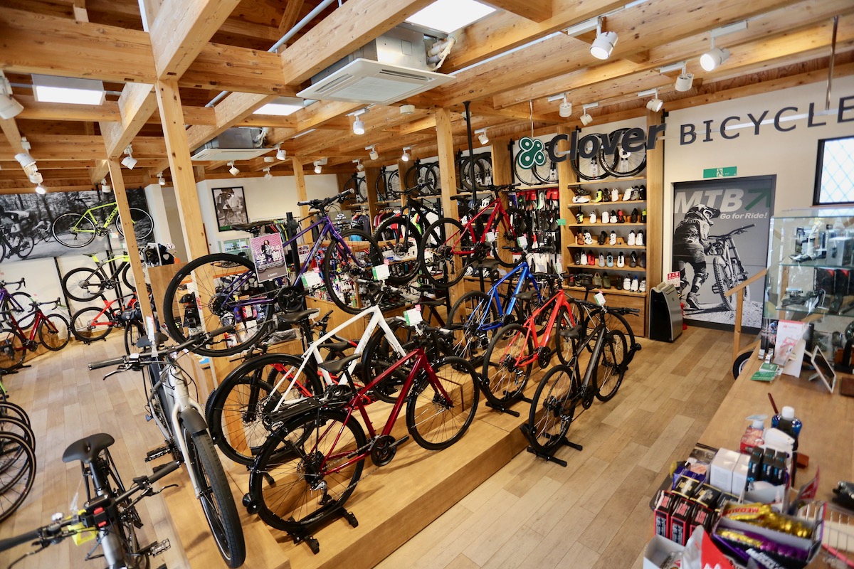 開放感ある店内。バイクからパーツ、ソフトグッズまでスポーツバイクに関わる全てが揃う