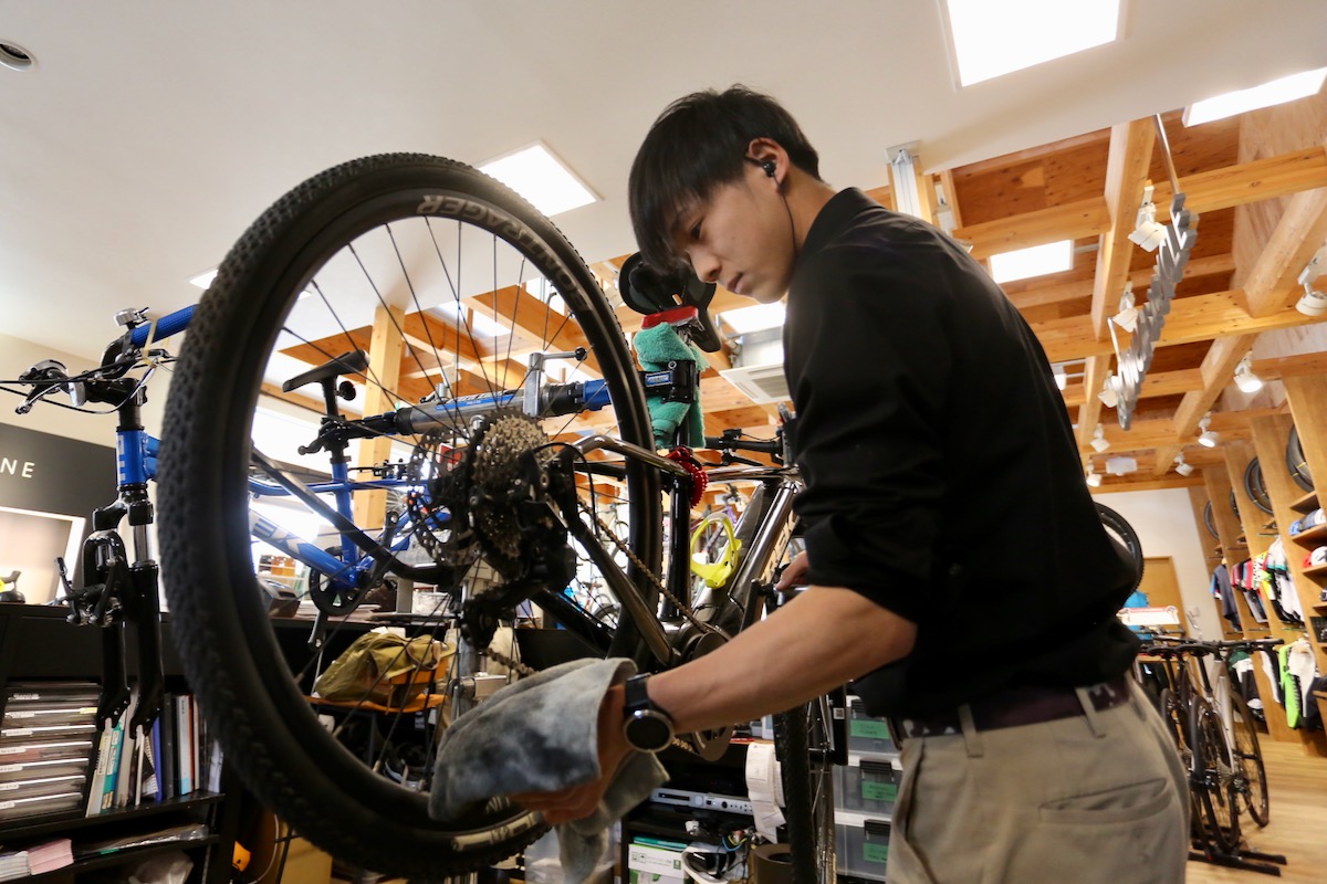 整備にこそこだわるクローバーバイシクル。安心安全のバイクが日々送り出される