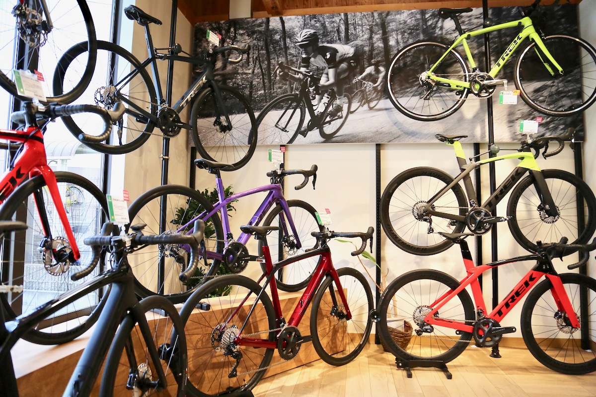 主力のロードバイクたち。トレックの幅広いラインナップを網羅する
